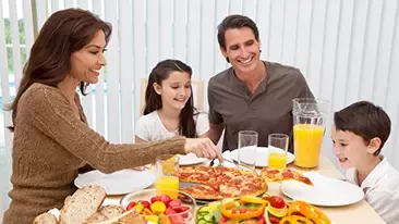 famille qui mange pizza